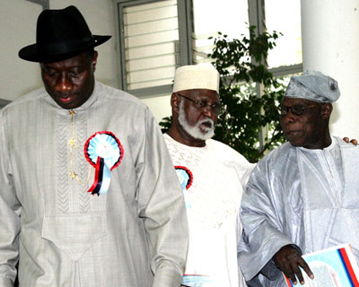 From left: President Goodluck Jonathan; former Head of State, Gen. Abdulsalami Abubakar; and former President, Chief Olusegun Obasanjo at the opening of an international seminar on peace support operations organised by the Ministry of Defence in Abuja, yesterday.