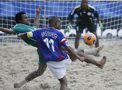 France’s Jeremy Basquaise, right, battles for the ball with Nigeria’s Ogbonnaya Okemmiri, during a past FIFA Beach Soccer World Cup match in Rio de Janeiro. 
