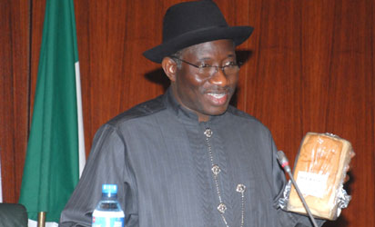 File photo: President Goodluck Jonathan presenting the 40% Cassava flour-baked bread to the public during the weekly meeting of the Executive Council of the Federation at the State House, Abuja.