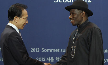 South Korea's President Lee Myung-Bak (L) greets Nigeria's President Goodluck Jonathan as he arrives for the welcoming ceremony for the 2012 Seoul Nuclear Security Summit at the Coex Center in Seoul on March 26, 2012. The two-day meeting in South Korea is a follow-up to an inaugural summit in Washington in 2010 hosted by US President Barack Obama, which kick-started efforts to lock up fissile material around the globe that could make thousands of bombs. AFP PHOTO