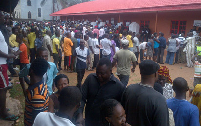 Voters set to cast their votes at Oza Primary school Igbesamwman Benin city. Photo: Citizen wolbum