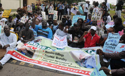 NUJ Lagos State Council led by its chairman, Mr Deji Elumoye protesting the harassment of some members in Lagos, yesterday. Photo: NAN