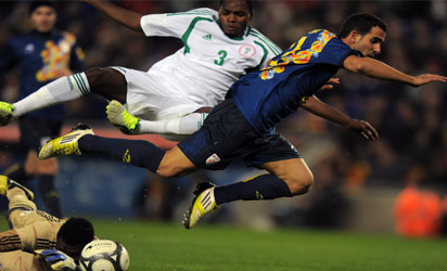 Catalonia's Martin Montoya (R) vies with Nigeria's Benjamin Francis during the friendly football match between the selection of Catalonia and Nigeria at the Cornella-El Prat stadium in Cornella de Llobregat on January 2, 2013. AFP PHOTO