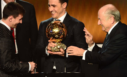 Barcelona's Argentinian forward Lionel Messi (C) receives the FIFA Ballon d'Or award from Italy's Fabio Cannavaro (C) and FIFA President Joseph Blatter during the FIFA Ballon d'Or awards ceremony at the Kongresshaus in Zurich on January 7, 2013. AFP PHOTO