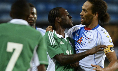 Nigeria's forward Victor Moses (C) argues with Cape Verde's defender Nando (R) during the International friendly football match Nigeria vs Cape Verde in Faro on January 9, 2013. AFP PHOTO