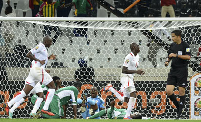 Nigeria's goalkeeper Vincent Enyeama (C) reacts to a goal by Burkina Faso during the Africa Cup of Nations Nigeria vs Burkina Faso group C football match at Mbombela Stadium in Nelspruit on January 21, 2013. AFP PHOTO