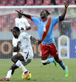 Ghana's midfielder Mubarak Wakaso (L) fights for the ball with Democratic Republic of Congo's midfielderTresor Mputu during their 2013 Africa Cup of Nations football match at Nelson Mandela Bay Stadium in Port Elizabeth on January 20, 2013. AFP PHOTO