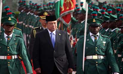 President Susilo Bambang Yudhoyono of Indonesia inspecting a guard mounted in his honour during arrival formalities as he commenced a two-day official visit to Nigeria at the fore-courts of the Presidential Villa, Abuja. Photo: Abayomi Adeshida.