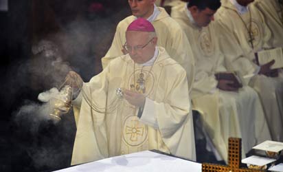 Archbishop of Freiburg, Robert Zollitsch waves incense during a mass service to mark the resignation of Pope Benedict XVI at the St. Hedwig's Cathedral in Berlin on February 28, 2013. The mass coincides with the final hour of Benedict XVI papacy as his powers formally expire at 19:00 GMT. AFP PHOTO