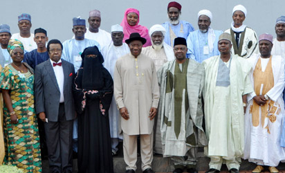 PRESIDENT GOODLUCK JONATHAN 4TH L) ; VICE-PRESIDENT NAMADI SAMBO (6TH L) WITH MEMBERS OF THE COMMITTEE ON DIALOGUE AND PEACEFUL RESOLUTION OF SECURITY CHALLENGES IN THE NORTH AFTER THEIR INAUGURATION AT THE PRESIDENTIAL VILLA IN ABUJA ON WEDNESDAY (24/4/13).