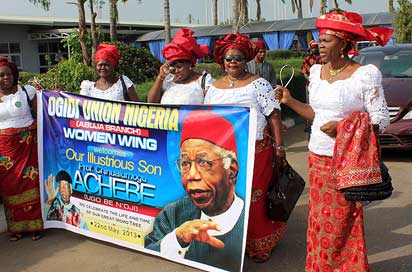 Women Wing of Ogidi Union during the airport reception for the Late Playwright, Prof Chinua Achebe at the Private Wing, Nnamdi Azikiwe International Airport, Abuja, yesterday. Photo: Abayomi Adeshida.