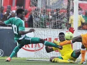 IVORY COAST, Abidjan : Ivory Coast's forward Koelly Kevin Zougoula (R) vies for the ball with Nigeria's goalkeeper Chigozie Agbim (C) and Solomon Kwambe (L) during the 2014 African Nations Championship (CHAN) qualifying football match between Ivory Coast and Nigeria on July 27, 2013 at the Robert-Champroux Stadium in Abidjan. Ivory Coast defeated Nigeria 2 - 0. AFP PHOTO