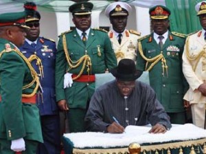INDEPENDENCE—President Goodluck Jonathan (6th right) flanked by Vice-President Namadi Sambo (7th right); former Head of State, General Yakubu Gowon (5th right); Senate President David Mark (9th right); former Head of Interim National Government, Chief Ernest Shonekan (8th right) and service chiefs, cutting the 53rd Independence Anniversary Cake at the Presidential Villa, Abuja