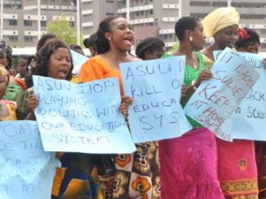 Market women and Men Association of Nigeria protesting over the prolong ASUU strike in Federal Secretariat, Abuja yesterday . Photo by Gbemiga Olamikan