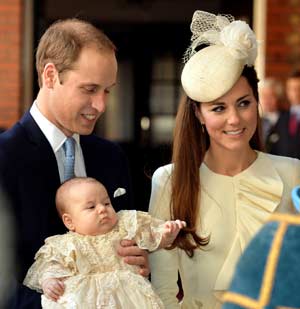 Britain's Prince William, Duke of Cambridge and his wife Catherine, Duchess of Cambridge, arrive with their son Prince George of Cambridge at Chapel Royal in St James's Palace in central London on October 23, 2013, ahead of the christening of the three month-old prince. AFP PHOTO