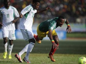Nigeria's Ogu John (L) fights for the ball with Ethiopia's Adane Girma on October 13, 2013 during a 2014 World Cup qualifying match in Addis Ababa. AFP PHOTO