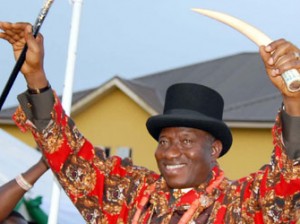President Goodluck Jonathan wave to the crowd shortly after the conferment of se -lo-lia (Star of the Nation) on him during the courtesy visit to the king for the burial of the first Lady's mother , Madam fynface Oba in Okireka , River state ...yesterday