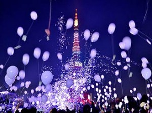 *People release balloons to celebrate the New Year during an annual countdown ceremony in Tokyo on January 1, 2014. Some 2,000 balloons were released in the air, carrying with the visitors' wishes. AFP PHOTO/