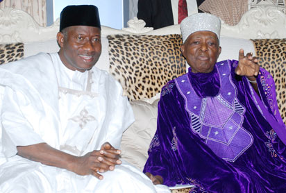 President Goodluck Jonathan with the Ooni of Ife Oba Okunade Sijuwade Olubusi (ii)during the President's visit to Ooni yesterday in Ife.