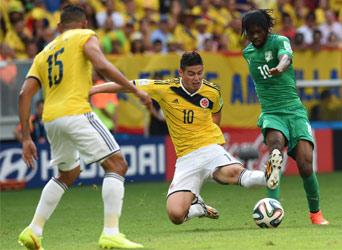 Colombia's midfielder James Rodriguez (C) fights for the ball with Ivory Coast's forward Gervinho (R) during a Group C football match between Colombia and Ivory Coast at the Mane Garrincha National Stadium in Brasilia during the 2014 FIFA World Cup on June 19, 2014. AFP PHOTO