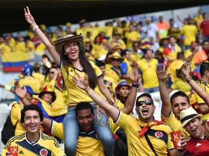 Colombian supporters wait for the start of a Group C football match between Colombia and Greece at the Mineirao Arena in Belo Horizonte during the 2014 FIFA World Cup on June 14, 2014. AFP PHOTO / ARIS