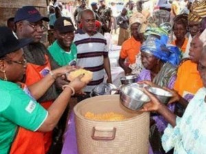 Governor Fayemi and his wife sharing cooked jollof rice to elderly people in the state