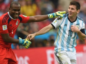 BRAZIL, Pôrto Alegre : Argentina's forward Lionel Messi (R) and Nigeria's goalkeeper Vincent Enyeama smile during a Group F football match between Nigeria and Argentina at the Beira-Rio Stadium in Porto Alegre during the 2014 FIFA World Cup on June 25, 2014. AFP PHOTO