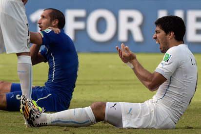 Uruguay's forward Luis Suarez reacts during a Group D football match between Italy and Uruguay at the Dunas Arena in Natal during the 2014 FIFA World Cup on June 24, 2014. Uruguay won 1-0. AFP PHOTO/ DANIEL GARCIA
