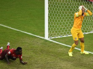 US goalkeeper Tim Howard (R) reacts after Portugal's forward Silvestre Varela (L) scored during a Group G football match between USA and Portugal at the Amazonia Arena in Manaus during the 2014 FIFA World Cup on June 22, 2014. AFP PHOTO