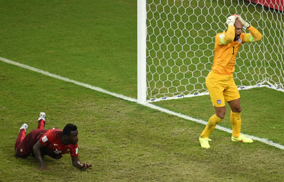 US goalkeeper Tim Howard (R) reacts after Portugal's forward Silvestre Varela (L) scored during a Group G football match between USA and Portugal at the Amazonia Arena in Manaus during the 2014 FIFA World Cup on June 22, 2014. AFP PHOTO / FABRICE COFFRINI