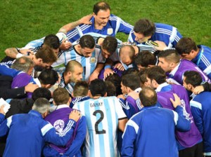 Argentina's players cheer each other after extra time of the semi-final football match between Netherlands and Argentina of the FIFA World Cup at The Corinthians Arena in Sao Paulo on July 9, 2014. AFP PHOTO / CHRISTOPHE SIMON