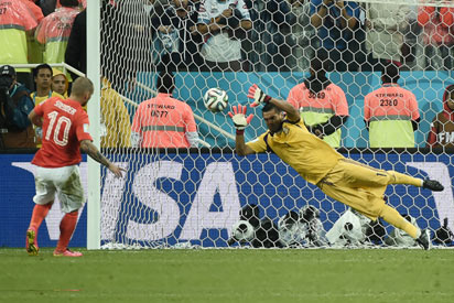 Argentina's goalkeeper Sergio Romero (R) makes a save against Netherlands' defender Ron Vlaar (L) during penalty shoot-outs following extra time during the semi-final football match between Netherlands and Argentina of the FIFA World Cup at The Corinthians Arena in Sao Paulo on July 9, 2014. AFP PHOTO / DAMIEN MEYER