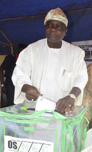 Former governor of Osun state, Prince Olagunsoye Oyinlola at court 1,unit 008 in Okuku during election in Osun state. PHOTO BY AKEEM SALAU.