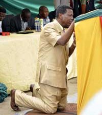 *Pastor Enoch Adejare Adeboye, General Overseer, RCCG on his knees praying during end-of-the-year thanksgiving service at Vanguard premises, Apapa.
PHOTO: AKEEM SALAU