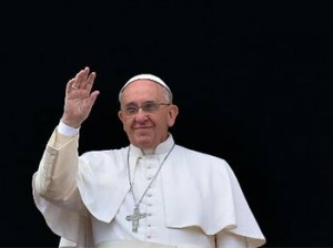 Pope Francis salutes as he gives his traditional Christmas "Urbi et Orbi" blessing from the balcony of St. Peter's Basilica on December 25, 2014 at the Vatican. AFP PHOTO / ALBERTO PIZZOLI