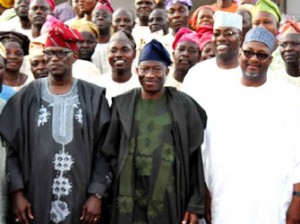 PRESIDENT GOODLUCK JONATHAN (M) PDP NATIONAL CHAIRMAN, ALHAJI ADAMU MU'AZU; FORMER GOV OF OGUN STATE, OTUNBA GBENGA DANIEL; PRESIDENT, OODUA COOPERATIVE ALLIANCE, ASIWAJU ADETOKUMBO AND MEMBERS OF OODUA COOPERATIVE ALLIANCE AFTER A MEETING WITH PRESIDENT JONATHAN AT THE STATE HOUSE MARINA IN LAGOS ON FRIDAY (20/2/15).