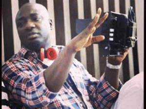 Akinsola-Muse-on-set