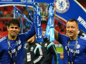 Goalscorers Chelsea's Brazilian-born Spanish striker Diego Costa and Chelsea's English defender John Terry (R) celebrate with the trophy during the presentation after Chelsea won the League Cup final football match against Tottenham Hotspur at Wembley Stadium in London on March 1, 2015. Chelsea won 2-0. AFP PHOTO / GLYN KIRK
RESTRICTED TO EDITORIAL USE. No use with unauthorized audio, video, data, fixture lists, club/league logos or “live” services. Online in-match use limited to 45 images, no video emulation. No use in betting, games or single club/league