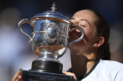 Unseeded Jelena Ostapenko beat Simona Halep for French Open women's title