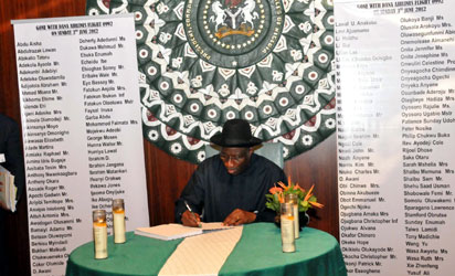 JONATHAN-SIGNING-A-CONDOLEN