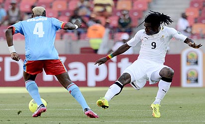 Ghana's midfielder Derek Boateng (R) vies for the ball with Democratic Republic of Congo's forward Patou Kabangu during their 2013 African Cup of Nations football match at the Nelson Mandela Bay Stadium in Port Elizabeth. AFP PHOTO 