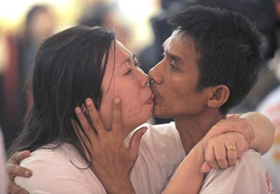 Thai couple Ekkachai (R) and Laksana Tiranarat (L) kiss in a competition for the "World's Longest Continuous Kiss" during Valentine’s Day in Pattaya resort on February 14, 2013. Ekkachai and Laksana make the new World's Longest Continuous Kiss at 58 hours 35 minutes 58 seconds. AFP PHOTO