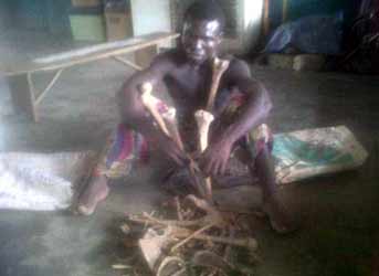 The suspected human parts seller, Yemi Odun with some fresh human parts at Aro community, opposite Neuro-Psychiatric Hospital, Aro, Abeokuta.