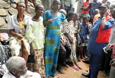 *Sranded persons numbering about 70 allegedly dumped at the upper axis of Onitsha, Anambra State at about 3:20 a.m. by unknown persons, yesterday. PHOTO: NAN. lSee story on page 14.