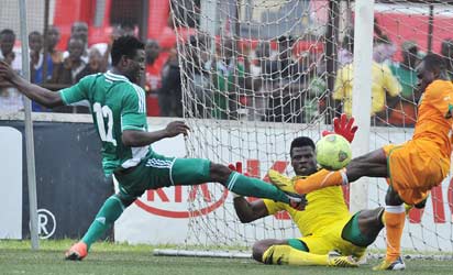 IVORY COAST, Abidjan : Ivory Coast's forward Koelly Kevin Zougoula (R) vies for the ball with Nigeria's goalkeeper Chigozie Agbim (C) and Solomon Kwambe (L) during the 2014 African Nations Championship (CHAN) qualifying football match between Ivory Coast and Nigeria on July 27, 2013 at the Robert-Champroux Stadium in Abidjan. Ivory Coast defeated Nigeria 2 - 0. AFP PHOTO 