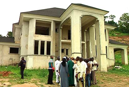*SSS Raid Boko Haram in Abuja: Uncompleted building where Boko Haram members reside behind Apo Legislative Quarter in Abuja. Photo by Gbemiga Olamikan .