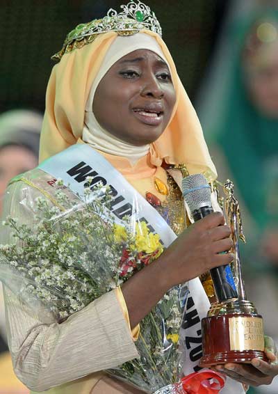 INDONESIA, JAKARTA : The newly crowned the Muslimah World 2013 Obabiyi Aishah Ajibola (C) of Nigeria speaks to audience during the Muslimah World competition in Jakarta on September 18, 2013. The finale of a beauty pageant exclusively for Muslim women was set to take place in the Indonesian capital on September 18, in a riposte to the Miss World contest in Bali that has drawn fierce opposition from Islamic radicals. AFP PHOTO 