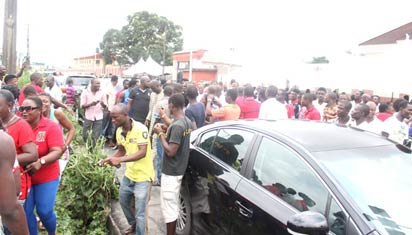 Crowd jubilating on hearing the news of Olu's rescinding of his edict.