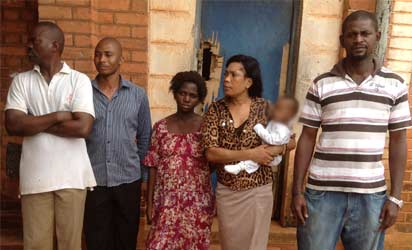 Ujunwa (middle), Ifeoma (2nd right) with the baby and suspected members of the syndicate