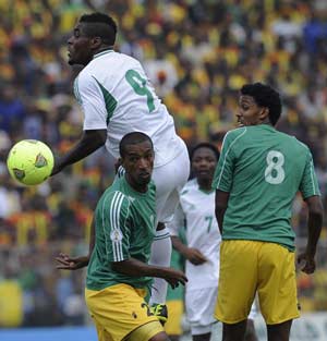Nigeria's Emmanuel Emenike (C) reaches for the ball in front of Ethiopia's Degu Debebe (L) and teammate Asrat Mebersa (R) on October 13, 2013 during a 2014 World Cup qualifyingier match in Addis Ababa. AFP PHOTO 